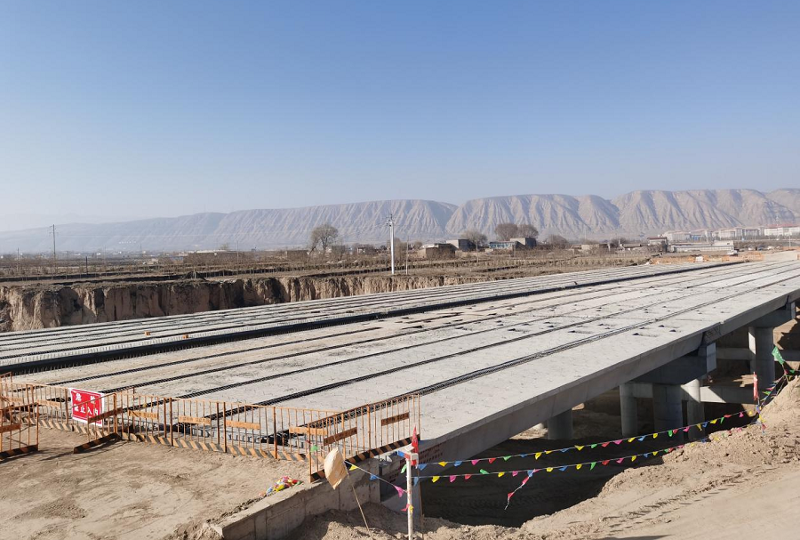 西部分公司兰州榆中夏纬七路项目箱梁顺利架设完成