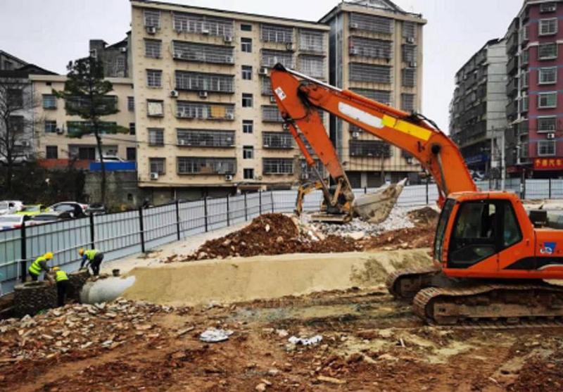 建筑工程分公司青年东路东延段掀起施工热潮
