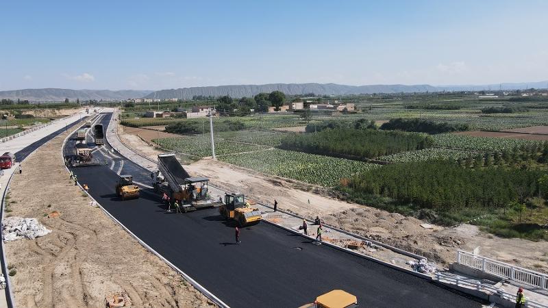 西部公司兰州榆中项目中秋摊铺道路沥青