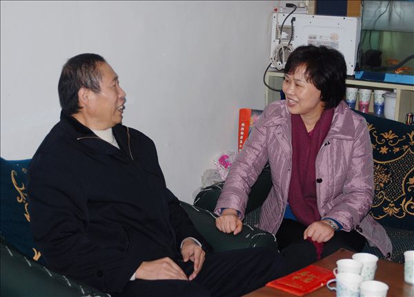 岳阳市长黄兰香慰问公司军转干部杜桂庆