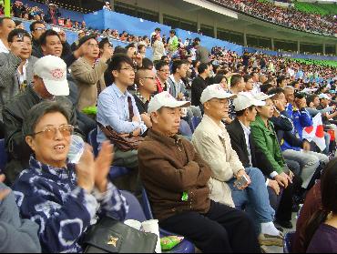 公司组织离退休老同志观看广州亚运会