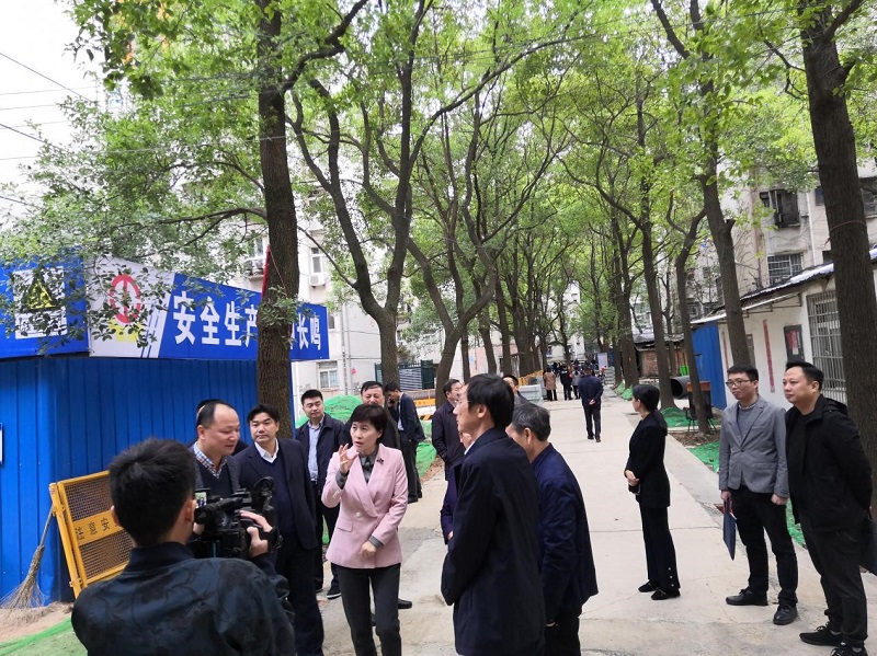李爱武来四化建家属区检查旧改工作
