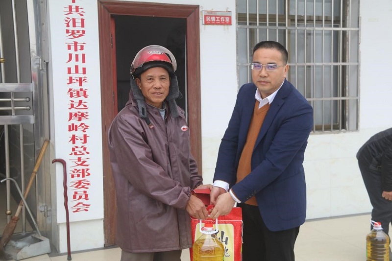 何玉文到汨罗市川山坪镇达摩岭村开展扶贫走访