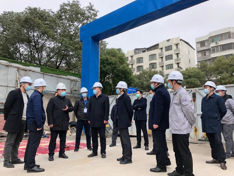 岳阳楼区区长黄建文到和成大厦项目调研防疫复工工作