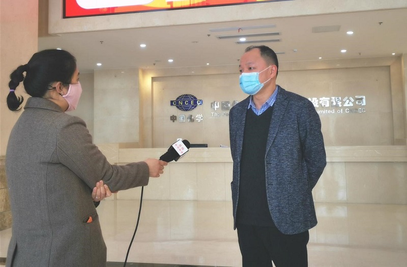 岳阳电视台记者对公司总经理周鸿进行专题采访
