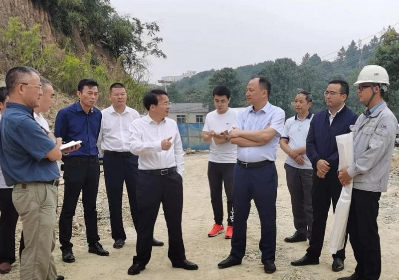 游志坚一行到建筑工程分公司新华路项目现场调度