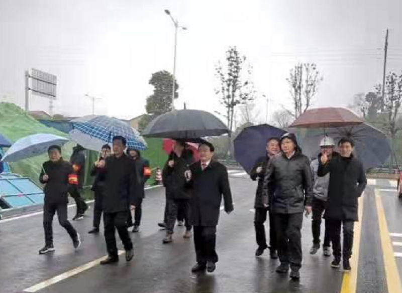 游志坚到青年东路东延段通车现场督导调研