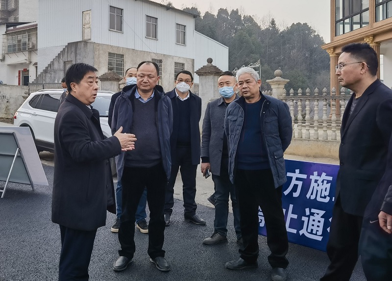 文春方、周鸿一行调研市政公司承建的“四好农村路”项目