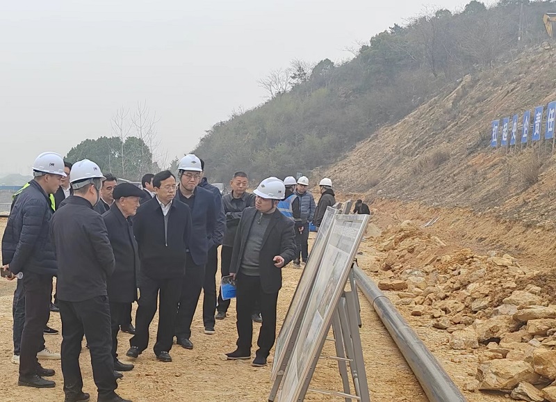 湖南省人大常委会原秘书长刘永寿一行参观调研黄茆山项目