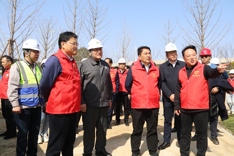 曹普华带队到公司岳阳污水治理项目开展巡湖志愿服务活动