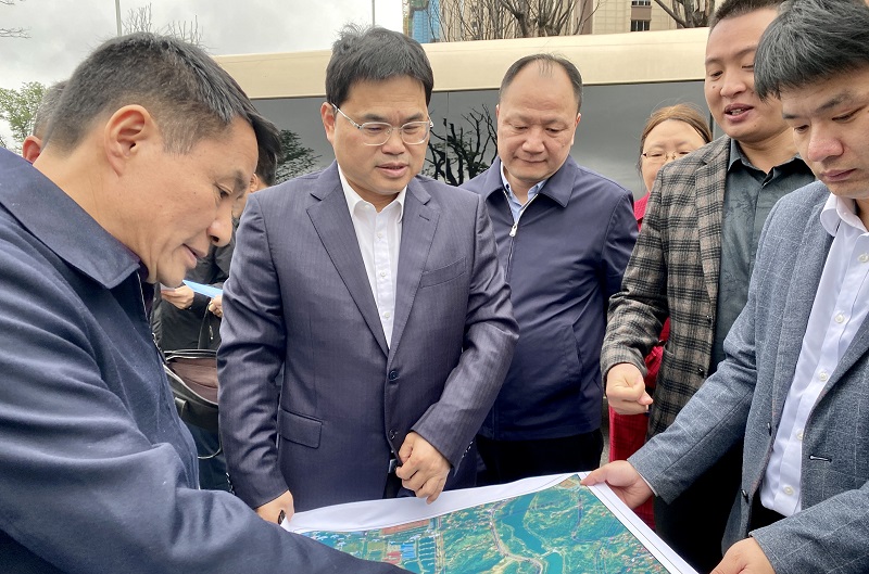李美云到岳阳中心城区恒大保交楼项目调研配套道路建设