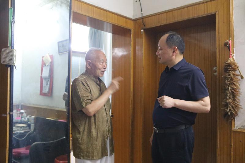 公司党委书记、董事长周鸿春节慰问老党员、军转干部