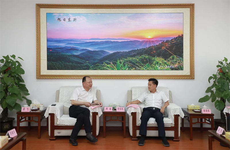 周鸿拜访桂平市委书记黄创优