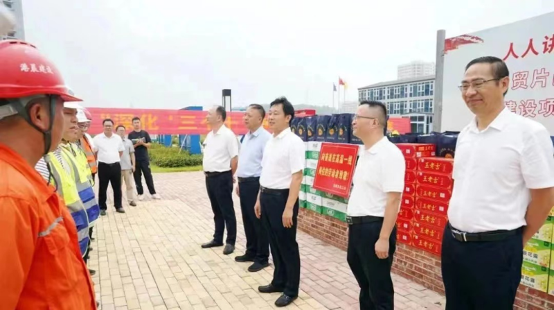 李挚到岳阳自贸片区综合体项目开展“送清凉”活动