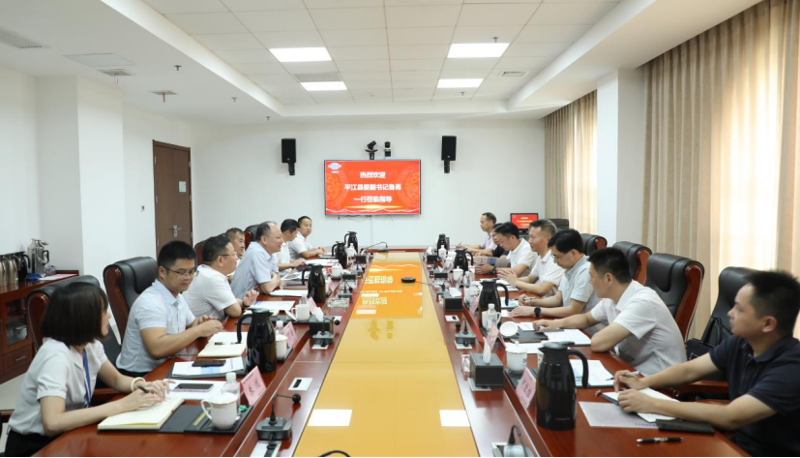 周鸿会见平江县委副书记鲁勇