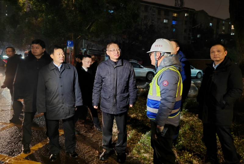 谢卫江看望慰问公司除冰抗灾一线工作人员