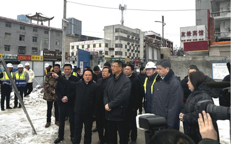 谢卫江到岳阳污水治理项目部调研梅溪桥地段渍水点改造工程