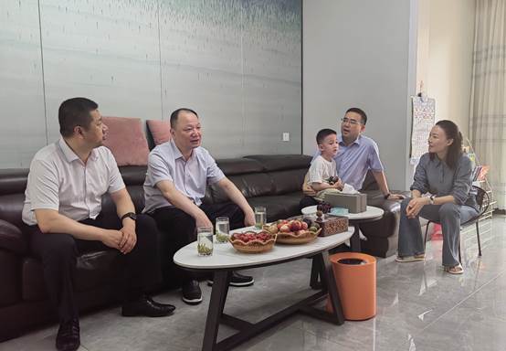 周鸿对下级“一把手”开展廉洁家访