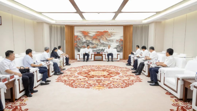 莫鼎革会见克拉玛依市委副书记、市长陈凯