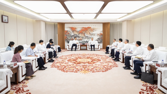 莫鼎革与湖南省委常委、岳阳市委书记谢卫江举行会谈