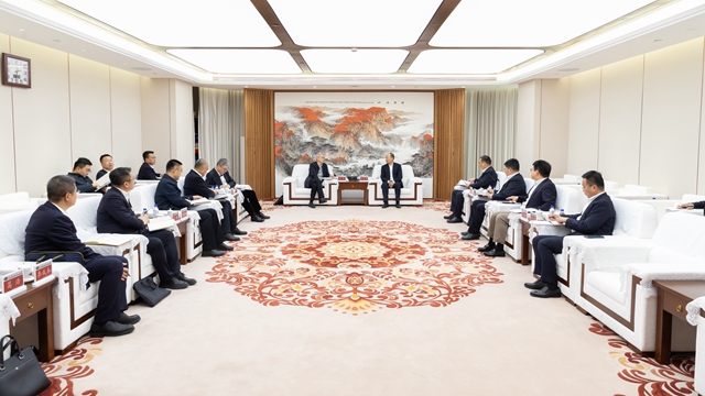 莫鼎革与中国一重党委书记、董事长徐鹏举行会谈