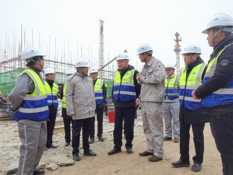周鸿到建筑工程公司华容安置房项目开展安全带班检查
