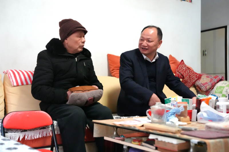 公司党委走访慰问困难党员和困难职工、看望慰问老领导和老同志