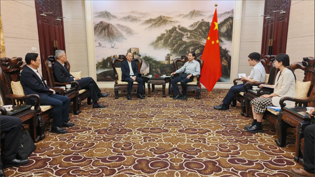 莫鼎革与中国驻越南大使何炜举行会谈并在越开展系列商务活动