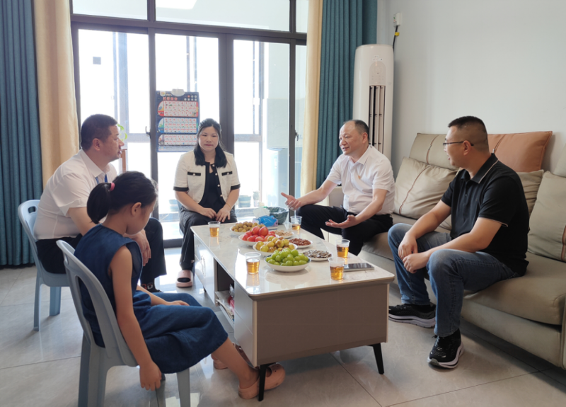 周鸿对下级“一把手”开展廉洁家访