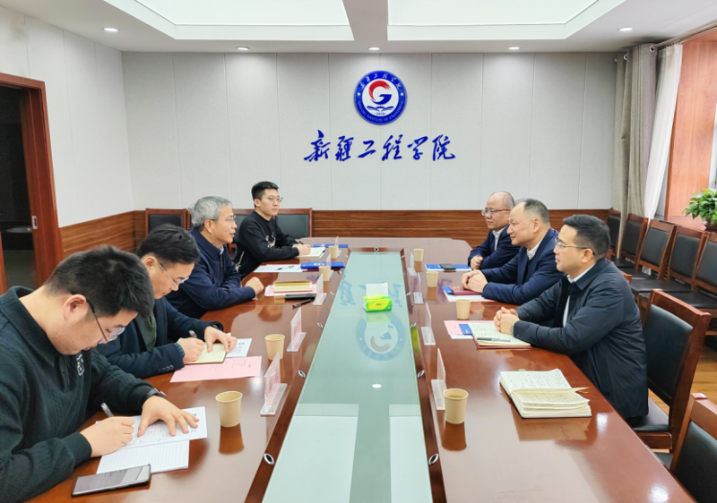 周鸿与新疆工程学院党委副书记、校长周建平举行会谈