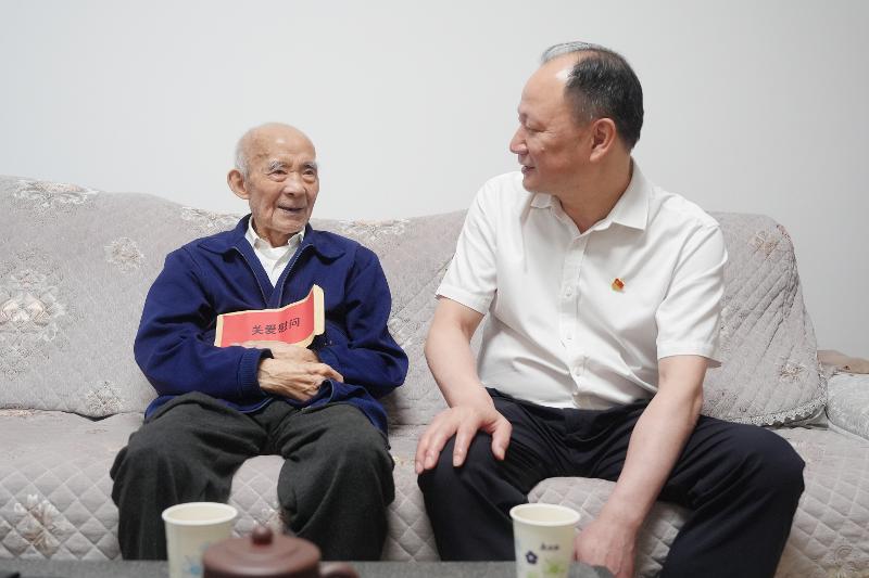 周鸿走访慰问老党员并颁发“光荣在党50年”纪念章