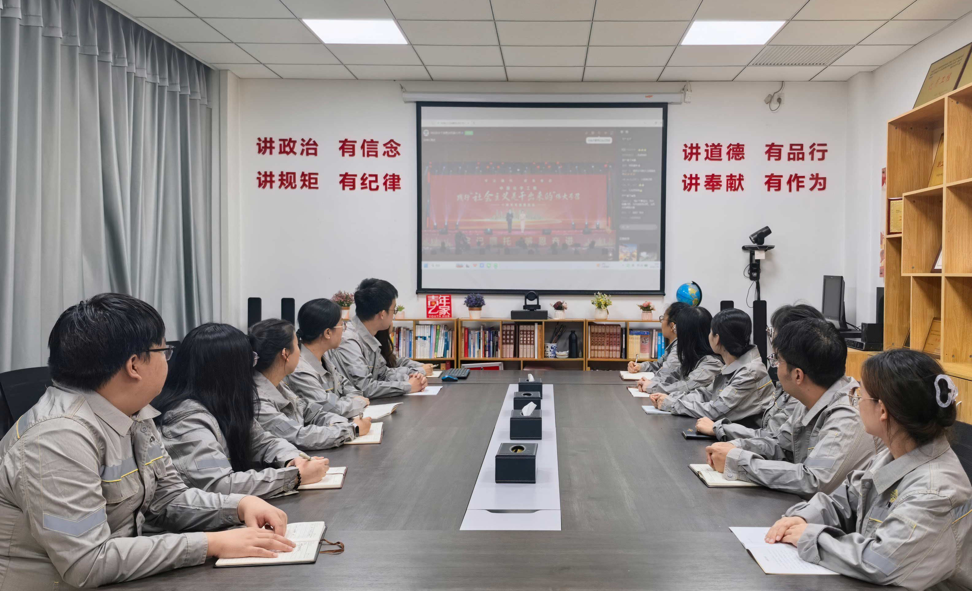 31.2.6十载嘱托铭于心 实干建功向新行丨四化建组织观看集团公司践行“社会主义是干出来的”伟大号召十周年专题报告会-华北公司.jpg