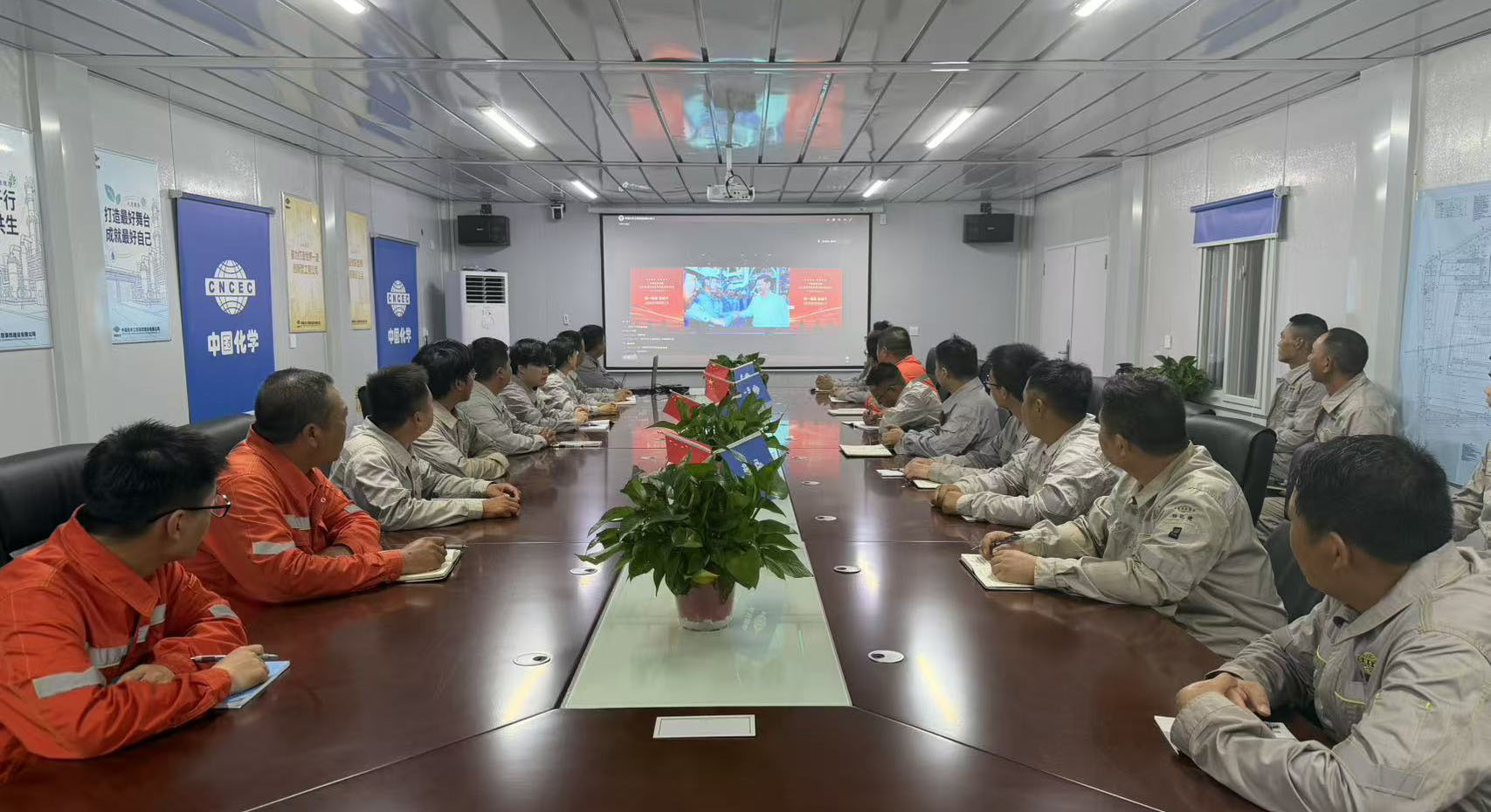 31.2.2十载嘱托铭于心 实干建功向新行丨四化建组织观看集团公司践行“社会主义是干出来的”伟大号召十周年专题报告会-建筑工程公司.jpg