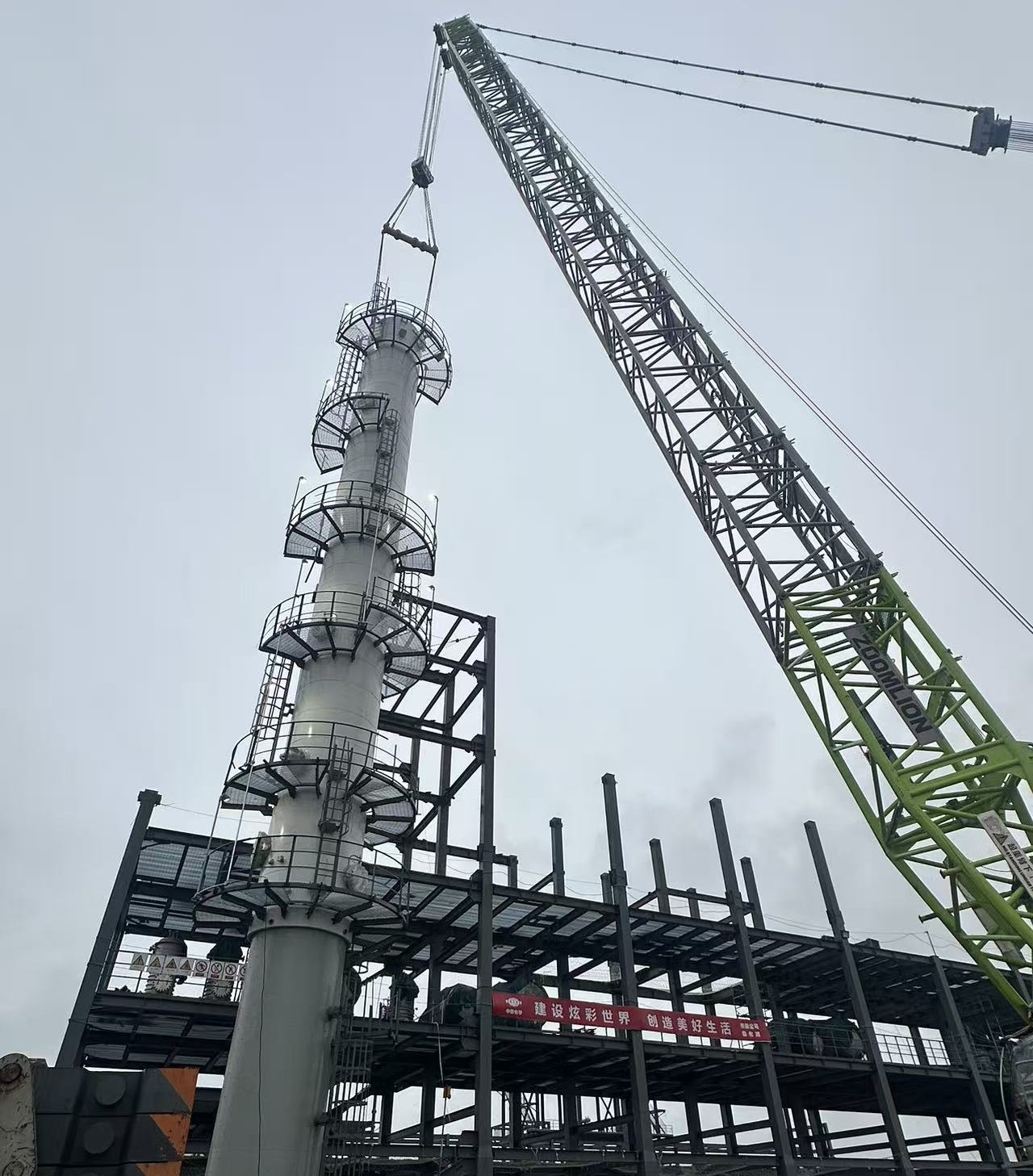 24.1.1六比六创 实干争先㉗ |四化建一线大干传捷报-东北公司大唐克旗粗酚精制项目首台塔器顺利吊装就位.jpg