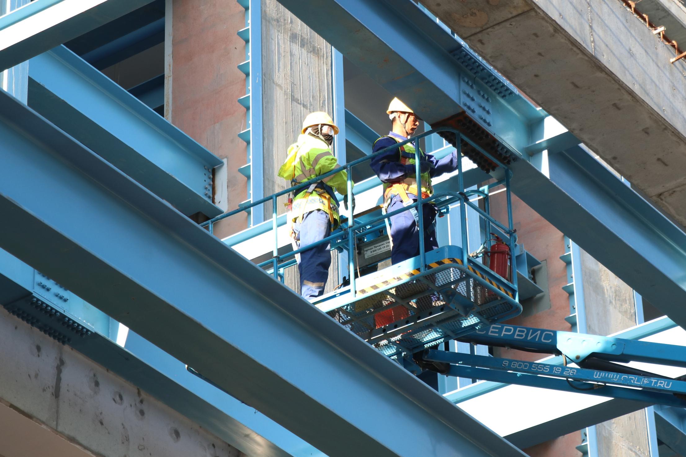 6.2.2国庆我在岗丨跨越山海,是他们最坚定的担当-境外乙烯项目钢结构施工人员.jpg